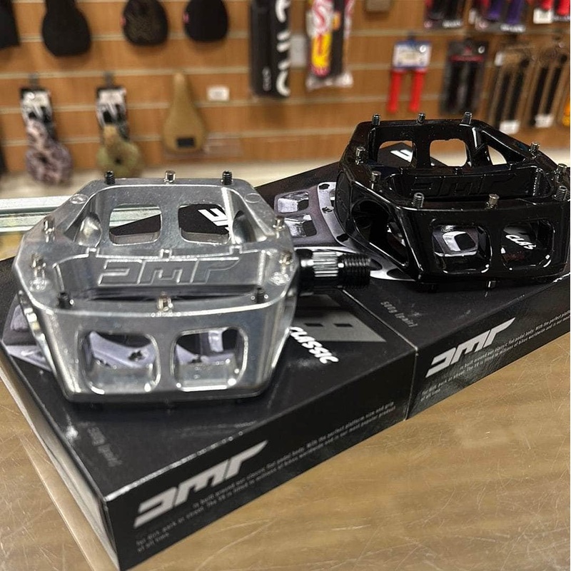 DMR V8 Classic Pedals Black 9/16″