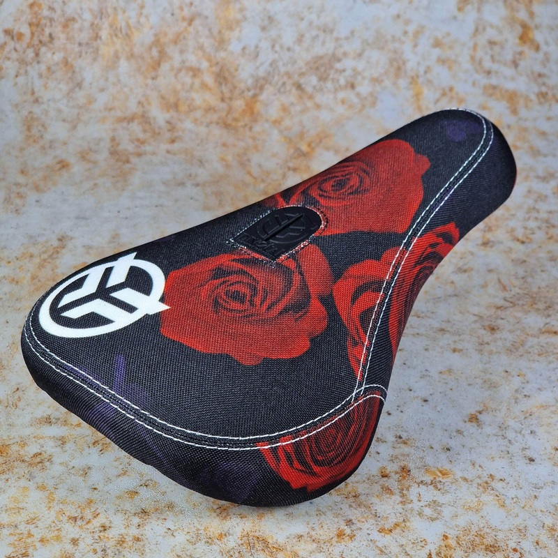 Federal Mid Pivotal Roses Seat Black / Red with White Logo